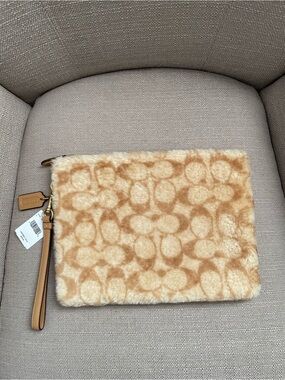Coach Charter Pouch In Signature Shearling in colour Natural NWT